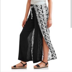 No Boundaries wrap pants